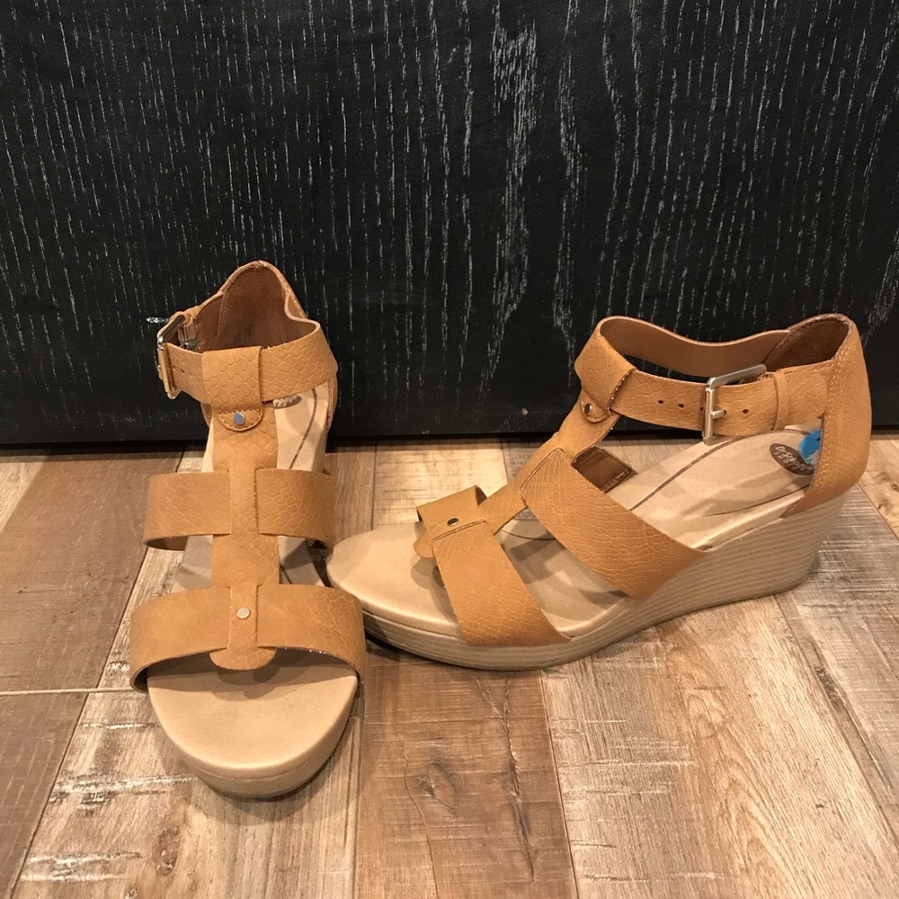 Dr Scholl’s tan wedges
